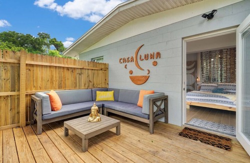 Conway Apartment | Lake view + 10min to dwtn + near parks + 2 guests!