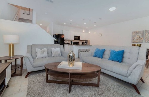 Loughman House | Lazy River / Kid's Splash Pad / Water Slide / Poolside Bar & Grill / Near Disney / Free Resort Fees