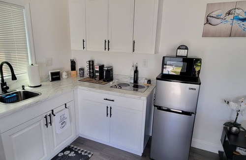 Mill Run House | Little Blue House with private entrance & parking