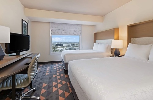 Florida Center Hotel | Look No Further! Relaxing Room, Pool, Close to Orlando International Outlets!