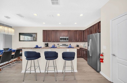 Sunridge Woods House | Luxury 6BR Villa | Lagoon-View Pool, Disney & Mario Rooms – Near Parks