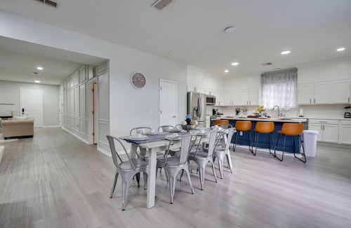 Kissimmee House | Minutes to the theme park! Family-sized with pool