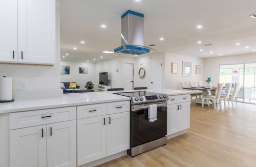 Orlando House | Modern 4 Bed 2 Bath home with a pool, King bed sleeps 10 in Orlando close to UCF