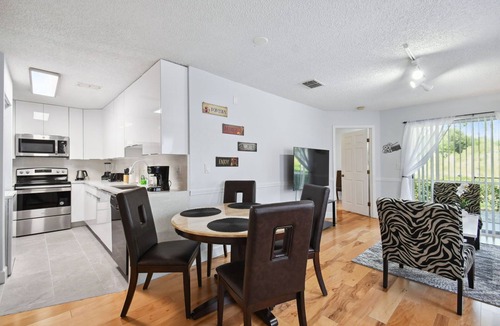 Grand Palms Villa | Modern Mickey! NEW Top To Bott, Sleeps 7, Pool, Near Dis, Univ, NO Steps!