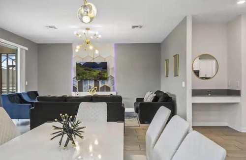 Kissimmee House | Modern Waterfront Villa