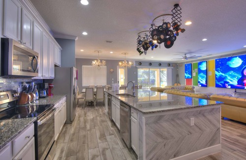 Briargrove House | Music Bowling Villa sleeps 40 FREE early check in/late check out WHEN available