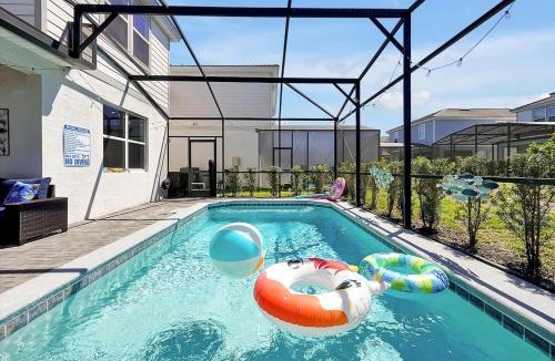 Loughman House | NEW 5 bed 4 bath, 20 Guests Resort Near Disney W PS5,BBQ, Pool