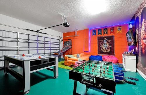 Loughman House | NEW 5 bed 4 bath, 20 Guests Resort Near Disney W PS5,BBQ, Pool