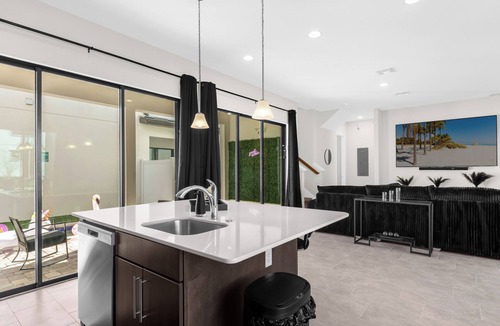 Loughman House | New Listing Discount! 15 Minutes to Disney! Large Community Pool + Private Pool!