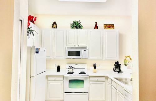 Bahama Bay Apartment | New Listing -PROMOTIONAL PRICE /Lake view condo near all attractions !