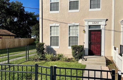 Holden-Paramore House | newly renovated, three-bed stylish town house walking distance to camping world