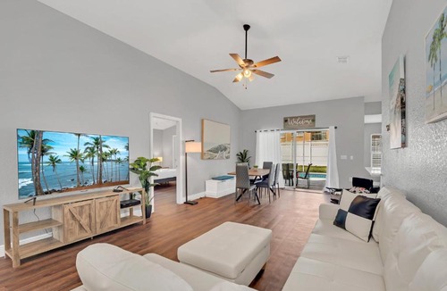 Loughman Villa | Pool Villa minutes from Disney with an Ice Cream Machine