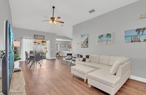 Loughman Villa | Pool Villa minutes from Disney with an Ice Cream Machine