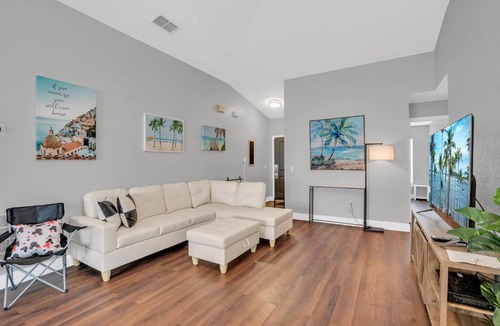 Loughman Villa | Pool Villa minutes from Disney with an Ice Cream Machine