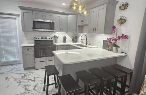 Lawsona - Fern Creek House | Renovated Comfy Downtown Orlando Duplex. Sleeps 8