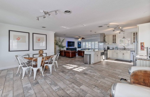 Orlando House | Retreat | Lake Hot Tub Paddle Boards Speakeasy