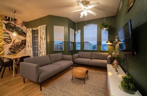 Loughman Resort | Revived Condo with Pool and 20 minutes from parks