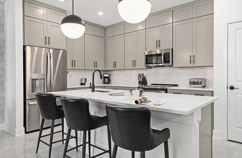 Florida Center House | Riley's Roost | Fab Villa w Luxe Suites, Safari BR, Grand LR - Near Top Shopping