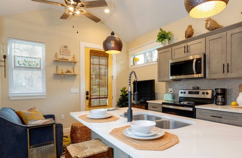 Lake Davis - Greenwood House | Romantic Tiny House near downtown attractions. 25 minutes to Disney!