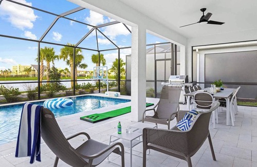 Florida Center House | Sensational Sanctuary | Super unique estate on I-Drive w candy theme RM, theater