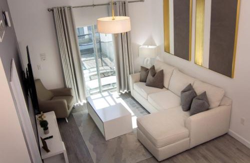 Loughman House | Serenity Townhouse Private Pool and Pet-Friendly