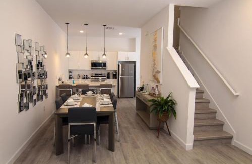 Loughman House | Serenity Townhouse Private Pool and Pet-Friendly