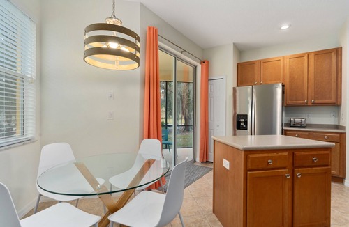 Veranda Palms House | Simple Clean Comfortable, Sleeps 8, Private Pool, Close to Disney!