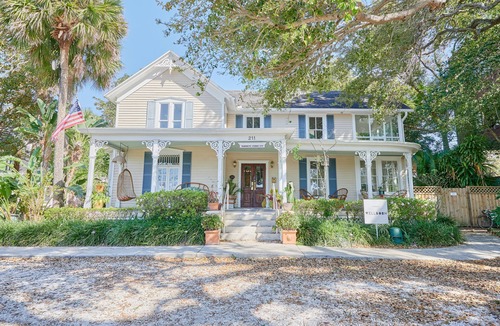 Lake Cherokee Apartment | Sonder Wellborn | Spacious Queen Room