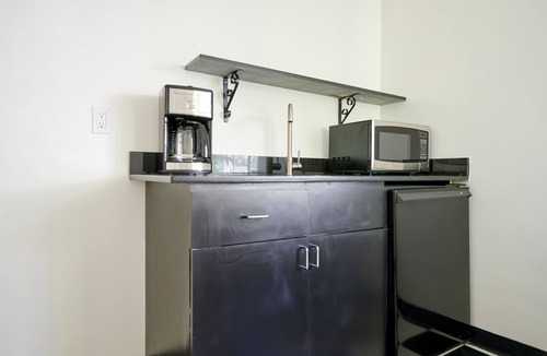Lake Cherokee Apartment | Sonder Wellborn | Superior Queen Suite+