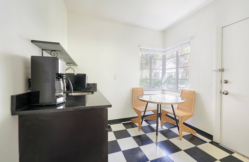 Lake Cherokee Apartment | Sonder Wellborn | Superior Queen Suite+
