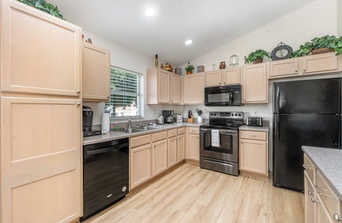 Orange Tree House | Spacious 5BR Villa w/South-Facing Pool, Spa & Game Room Near Disney