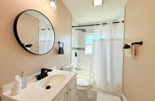 Lockhart House | Spacious Orlando Stay Free Wifi Game Room