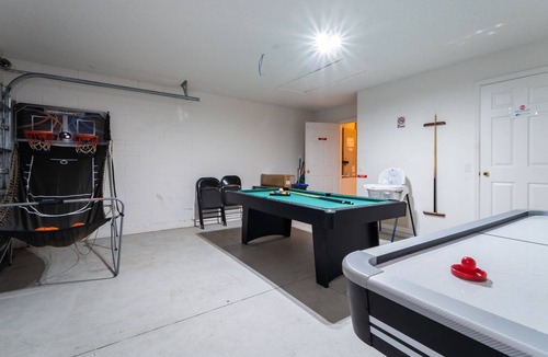 Pinewood Country Estates House | Spacious Pool Home with Games Room Only 10 Minutes from Disney