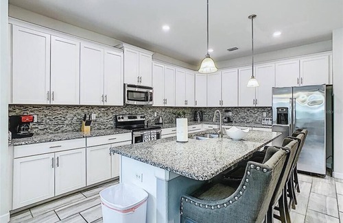 Loughman House | Sunny Home w/pool, hot tub, 12 miles from Disney