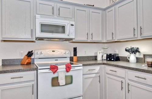 Sandy Ridge Villa | Sunny lake view villa -south facing pool -4 Beds, 2 en-suites near major parks