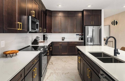 Florida Center House | The Ritzy |Breathtaking NEW Home w/PVT Pool & 2 Themed BRs in Dream Location