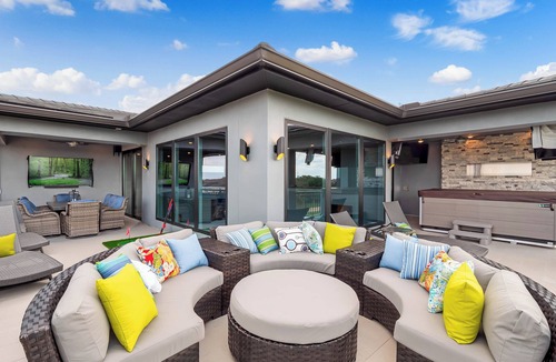 Historic Downtown Kissimmee Villa | The Royal Palm, Rooftop Jacuzzi | Mini Golf | 2 story games and play room