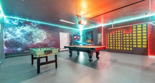 Loughman House | THEMED 7BR Villa Pool Spa Game near DISNEY