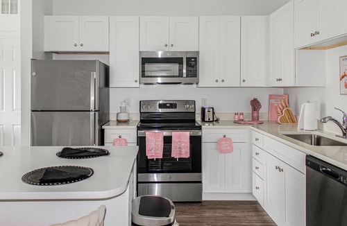 Kissimmee Apartment | Think Pink in Kissimmee - Gorgeous 2BD with free WIFI, free parking and more!!