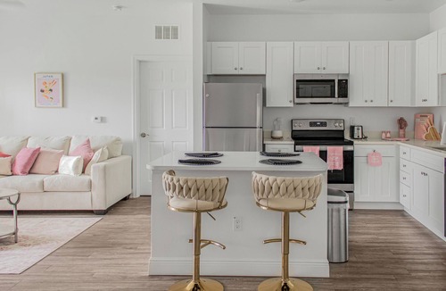Kissimmee Apartment | Think Pink in Kissimmee - Gorgeous 2BD with free WIFI, free parking and more!!