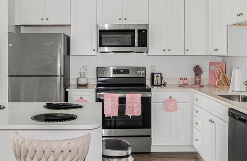 Kissimmee Apartment | Think Pink in Kissimmee - Gorgeous 2BD with free WIFI, free parking and more!!
