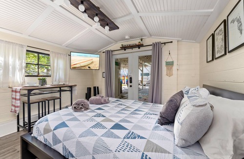 College Park House | Tiny Cottage - 3 MI to Downtown w/Grill & Hammocks