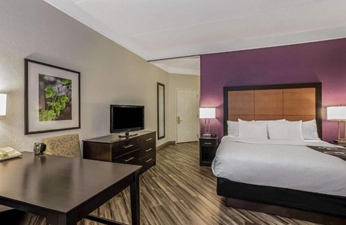 Airport North Hotel | Travel With Ease – Free Shuttle + Comfortable Accommodation | Free Breakfast