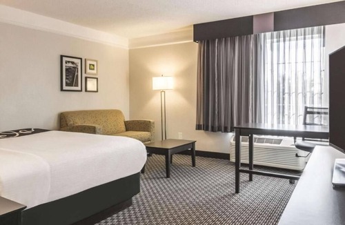 Airport North Hotel | Travel With Ease – Free Shuttle + Comfortable Accommodation | Free Breakfast