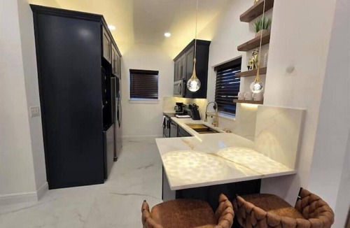 College Park House | Triplex Sleeps17 CollegePark Golf 5min to Downtown
