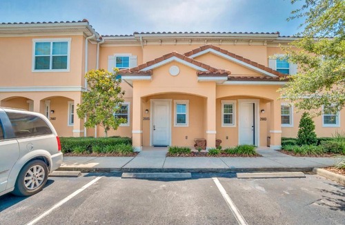 Kissimmee House | Upscale 2BR Lakefront Townhome - Private Hot tub!