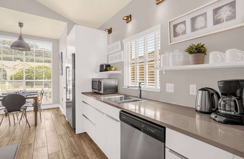 Ventura House | Upstay - Home w Garden, BBQ and Games at Golf Club