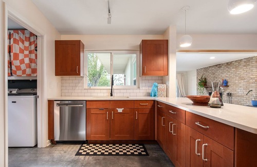 Northeast Orlando House | Vibrant Orlando Lakefront Cat Lover's Retreat with Pool & Gardens