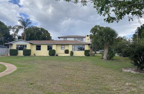 Minneola House | Watch Florida sunsets from the covered lakefront dock