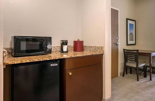Florida Center Hotel | Your Orlando Adventure Starts Here! Pets Allowed and Outdoor Pool, Near SeaWorld